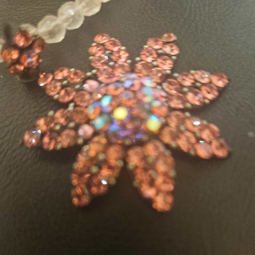 RHINESTONE PINK FLOWER NECKLACE - Picture 2 of 4